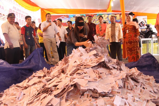 Suasana pengundian hadiah di Mitra Bangunan Supermarket